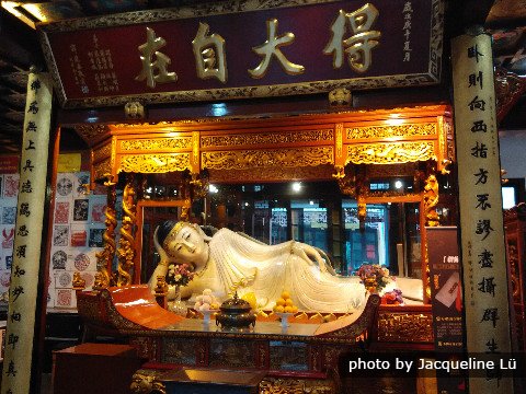 Jadebuddha Tempel, mit 1,9 m hohem, sitzenden weißen Jadebuddha.