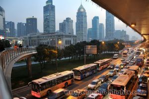 Der öffentliche Bus Shanghai, die oft verwendete Verkehrsmittel in Shanghai